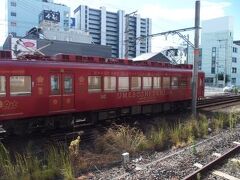 貴志川線はもともと南海電鉄だったため、車両は南海と同じものです。でも写真にある梅干し電車のように、カラーリングや車内デザインを変え、乗るだけで楽しめる電車にしています。有名なたま電車も走っていますし、頑張っていて応援したくなる鉄道です。