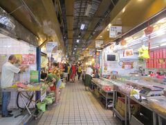 いきなり電車の乗り換え間違い、そして龍山寺の駅に着いてもなぜか反対方向に出てしまい時間をロスしてしまいました。まず新富市場へ。細長いアーケードの地元向けの市場ですね。新鮮な食材が並んでいます。