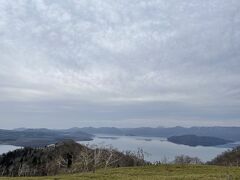 川湯温泉から一路、網走方面へ。
日帰りで網走ドライブすることにしました。
こちらは藻琴山。屈斜路湖の長めというと美幌峠のほうに行くのが王道っぽいですが、こちらも網走方面に行く場合は途中で寄れるのでよいです。人も少ないし。
