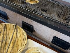 お昼は炉端焼きを。ホタテを注文。
道の駅からすぐの流氷硝子館のなかにあるお店に入りました。