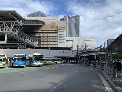 地下鉄で大阪駅へ向かいます。