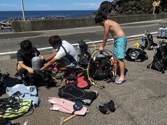 到着したら早速水着に着替えて

こちら講習チーム
プール実習で習った器材のセッティング
覚えてるかな？？？って忘れるよね(笑）

（リゾートダイバーの私はしばらくこれができなかった）