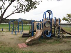 熊石漁港の一角にある「ふれあい広場」
スポーツやキャンプに利用される多目的広場のほか、子供用の遊具も整備されています。