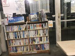 構内の「ゆうあい文庫」。熱中して読んでしまっても、改札時間が近づくと駅員さんが声をかけてくれるから大丈夫です。
