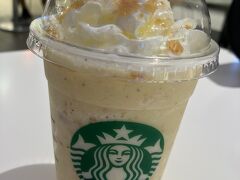 カウンターが開くまで時間をつぶします。
スタバのさつまいもフラペチーノ！
芋感が強くて、芋好きさんにおすすめ。