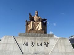 光化門広場にいる世宗大王の銅像。