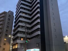 広島の宿も相鉄フレッサインでした。
このホテルの立地は広島駅から近いことに加え、マツダスタジアムへも便利なので、チェックインのときも試合終了後にホテルに戻ったときも、ユニフォームを羽織ったカープファンと思しき方々がいらっしゃいました。