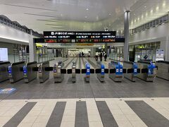 広島駅の改札口は2017年の新南北自由通路完成にあわせて生まれ変わりました。
私はその直前に仕事で広島を訪れており、辛うじて地平にあった改札口と、南北を結ぶ地下通路を見ることができたのは幸運でした。