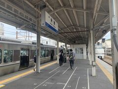 後続列車は13時00分発の新快速近江塩津ゆき。米原13時53分着でした。

姫路11時27分発の列車です。結局、姫路では40分以上の時間があったわけで、これだけの時間があれば、もう少し違うものを食べられたと思います。
同じホームの反対側には金沢ゆきのしらさぎ55号が待っていました。接続する大垣ゆきに乗るためにはホームを移動しなければいけませんでした。