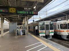 浜松17時17分着。
接続列車は17時21分発の熱海ゆきです。