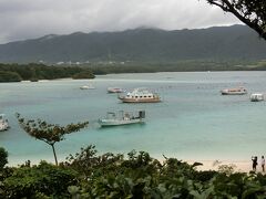 今日の観光は、川平湾のみ。


雨はやんだが、風が強いためグラスボートが出ない。
