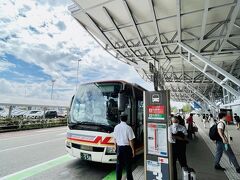 今回は新潟空港からの出発です。
現在は新潟市内で仕事をしているのですが、北海道への移動って空路便あるのかな？くらいの知識からスタートでした。
調べてみるとJAL・ANA全部で1日5便くらい飛んでました。意外に需要あるんですね、失礼しました。

そう言えば新潟では話題の地域航空会社「トキエア」も2023年6月30日から新潟～札幌丘珠間を定期便就航の予定でした。ただその後は8/10に延期、8月下旬延期、更に9月に延期と迷走中です。頑張って欲しいです。
https://tokiair.com/