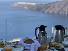 サントリーニ島最終日、この景色ともお別れです。朝ごはんを食べてサントリーニ空港へタクシーで移動。アテネ行きエーゲ航空は遅延、空港内の他のフライトも全部遅延、時間どうり飛ぶことあるのかな？