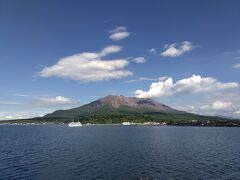 フェリーで桜島へ向かいます。