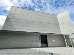最初に向かったのは秋田県立美術館。
打ち放しコンクリートの外観
