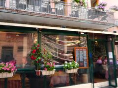 お昼は、こちらのメインストリートに面した「La Scogliera」というお店で。観光客でいっぱいで、席もけっこうキツキツに置かれている感じかな。
Via Renato Birolli, 92