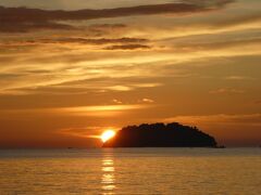 太陽は島があるから海に沈まずに島に隠れちゃうから、その分早く来ないといけなかったので、調べた日没時刻では間に合わなかったのよね。危なかったー

