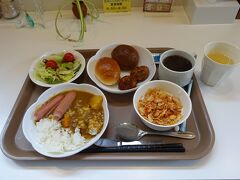 ８月１２日(土)、
朝起きて早速、７時の朝食から。
割と好評らしいココの朝食。
まずはカレーを食べるヨ。