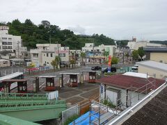 "湯本東口"で降りればＯＫだヨ。
そこが駅の最寄だから。
バス停そばの歩道橋を渡れば湯本駅。