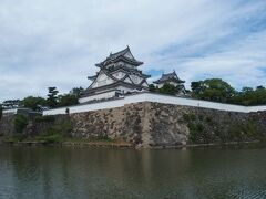 岸和田城は天守閣の美しさはもちろんですが、石垣の造りも見事で見逃せません。強固になっており、和泉国を代表する名城だったのでしょう。