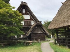 右に「ハサ小屋」と左に「旧西岡家」。あちこちから江戸中期～後期の古民家を移築したと説明があった。