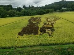 小渕駅～阿仁合駅間
「バター飴をほうばるマタギとツキノワグマ」
展示テーマは、北秋田市が公募しているようです。
https://www.city.kitaakita.akita.jp/archive/p14861