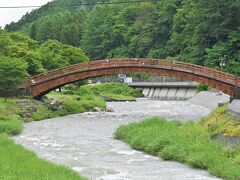 駅の横を抜けると「木曾の大橋」
奈良井川の清流にかかる
木曽ヒノキだけで造られた太鼓橋。