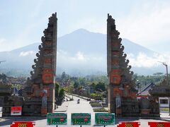 最初に向かったのはブサキ寺院。
バリ・ヒンドゥー教の総本山。
30ほどの寺院が集まる複合寺院。
割れ門の向こうに見えるのはアグン山。