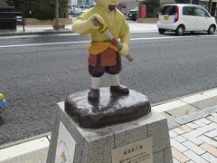 上田城跡公園から柳町へ向かう歩道に、真田十勇士モニュメントの一つ根津甚八像がありました。大手通りの両側に設置されている勇ましい真田十勇士のパネルと比べると、親しみやすいモニュメントです。2013年に子どもが見たり触ったりすることができる大きさで造られました。2016年の上田散策で見た時は色鮮やかでしたが、今回は少し色あせていて年月を感じました。