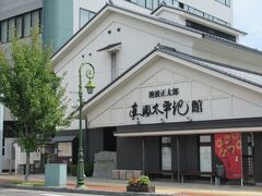 柳町の手前に池波正太郎真田太平記館があります。直木賞作家・池波正太郎の真田太平記の取材メモや年表、登場人物の紹介などのほか、真田太平記の挿絵、太平記の舞台になった地形模型、池波氏の書斎の様子、愛用品や遺品などが展示されています。池波正太郎ファンの聖地ともいえる記念館です。
