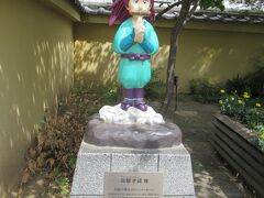 柳町の南入口に霧隠才蔵が立っていました。暑い日に朝から上田城跡公園を散策し疲れていましたが、このモニュメントを見ると和み頑張って歩こうと励みになりました。
