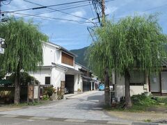 北国街道筋の柳町の入口です。北国街道の雰囲気が残るエリアです。300mほどの趣ある通りです。