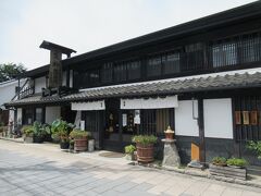 柳町の通り沿いに建つ岡崎酒造です。創業350年以上の老舗酒造で、女性が杜氏を務めています。亀齢（きれい）という銘柄の日本酒を中心に数種類の酒を醸造しています。酒蔵を見学することはできませんでしたが、外観は格子がはめ込まれ、店先には樽に植えられた花や蓮が飾られ、落ち着いた雰囲気の店構えでした。希望すれば試飲することも可能です。
