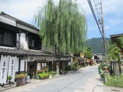 岡崎酒蔵や、味噌屋、古民家を利用したカフェ、藏造りの建物を改築した蕎麦屋などが柳町に点在しています。建物に備えられたうだつや格子戸、土塀などからも当時の面影を感じることができます。のんびり散策が楽しめる通りです。
