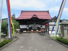 柳町の通りを抜けて、18号線に面した上田大神宮に行きました。明治天皇が1870年に発布した大教宣布の詔を受けて、1891年に建立されました。見ることはできませんが、伊勢皇大神宮と同じ神明造りで三分の一規模の本殿です。これは赤茶色の屋根の木造拝殿です。岡崎酒造の酒樽が２つ奉納されていました。