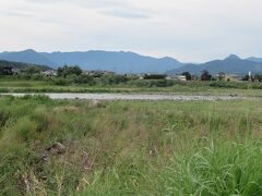 常田館製糸場から歩いて5分ほどのところを流れる千曲川を眺めてきました。時として氾濫し被害をもたらす千曲川ですが、訪れた時は穏やかな流れでした。日本一長い川は信濃川と学んできましたが、信濃川も千曲川も一本の川で、長野県内を流れる川を千曲川、新潟県内を流れる川を信濃川と呼び、実際の長さは千曲川の方が長いようです。
