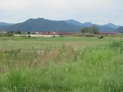 上田電鉄別所線が千曲川に架けた赤い千曲川橋梁が見えます。1924年竣工で、長さ約225ｍ、幅約4.3ｍのトラス橋です。2010年に赤に塗装されなおしたそうですが、2019年の台風による増水で崩落しました。2021年に復旧工事が完了し、運行が再開されたそうです。別所線は単線で本数が少ないので、訪れた時に列車が千曲川橋梁を通るところを見ることはできませんでした。
