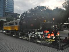 　台北駅前に保存展示されている鉄道車両、蒸気機関車は日本製です。