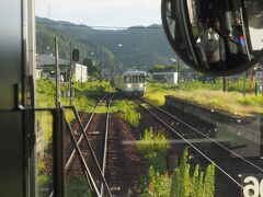 下麻生駅で列車交換。