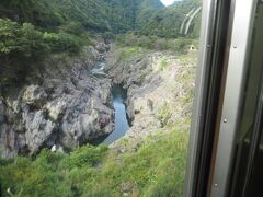 木立の隙間から飛水峡がわずかに顔を出します。飛騨川です。
この辺りから下呂温泉まで要所が飛騨木曽川国定公園に指定されています。