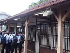 飛騨萩原駅で県立益田清風高校の生徒が一斉に下車します。
