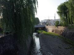 旅のスタートは函館本線の砂川駅。
駅前に柳の木。パンケ歌志内川が鉄道と国道を横断します。
砂川市の中心です。