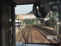 白川口駅
高校生たちが乗り込んできます。