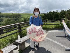 　やっと到着で、カミさんは少々お疲れのご様子　(^^♪
　『山本小屋』の駐車場から下界を見下ろせます。
