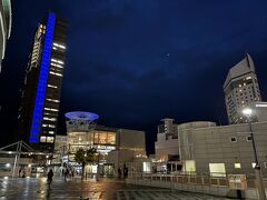 ■高松駅前広場

高松駅前には、近代的な建物が並びます。左にそびえるのが高松のランドマーク「高松シンボルタワー」。

高さは151.3mで、四国で一番高いタワーです。