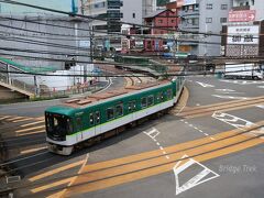 びわ湖浜大津駅
1880年(明治13年)官設鉄道大津駅として開業

車道の交差点で鉄道も交差しています。
ここで石山坂本線に乗り換え、終点の坂本比叡山口駅で下車します。