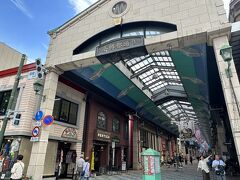 小樽駅の３ブロック手前、アーケードの商店街
