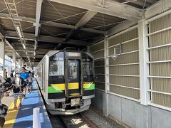 小樽から函館本線で１時間半、ニセコの玄関口、倶知安駅に着きました。