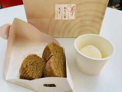 30分前にゲートまで行ったのですが、使用機材がまだ到着していなくて、まだしばらくかかりそうだったので、(ゲート付近の椅子も一杯だったし)ねんりん家のカフェで期間限定マロンのバウムクーヘンを食べながら待ちます。
久しぶりのバウムクーヘン、美味し。