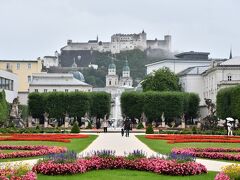 オーストリアバロックを代表する建築家、フィッシャーフォン・エアラッハが作成したそうです。

明日観光するシェーンブルン宮殿も彼が手掛けてるといいますから、これはもうオーストリアの大御所ですね。

